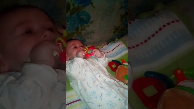 развитие ребенка 4 месяца часть 5 чешутся дёсна. смотреть онлайн