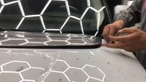 Как снять пластиковую накладку на капоте Range Rover Vogue