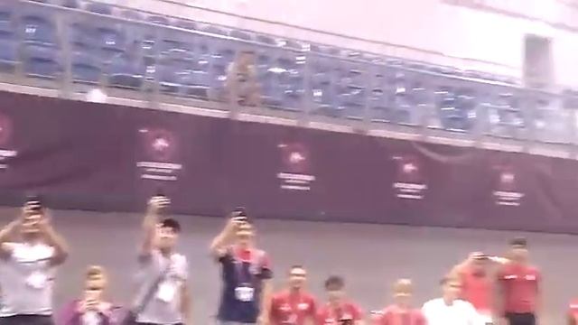 Тренер танцует от радости смотреть онлайн