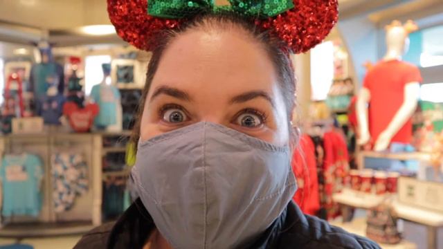 Quick Walk Through Disney's Magic Kingdom | Christmas Decorations and Shopping 2020 смотреть онлайн
