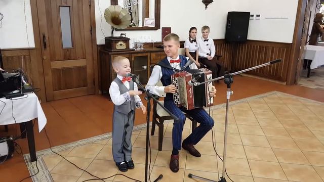 Николай и Родион Горобец - Улыбка (В. Шаинский - М. Пляцковский) смотреть онлайн