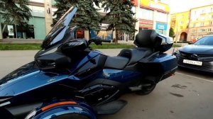 Дружеский заезд на трицикле Ryker и мотоцикле Harley-Davidson - прогулка по вечернему городу