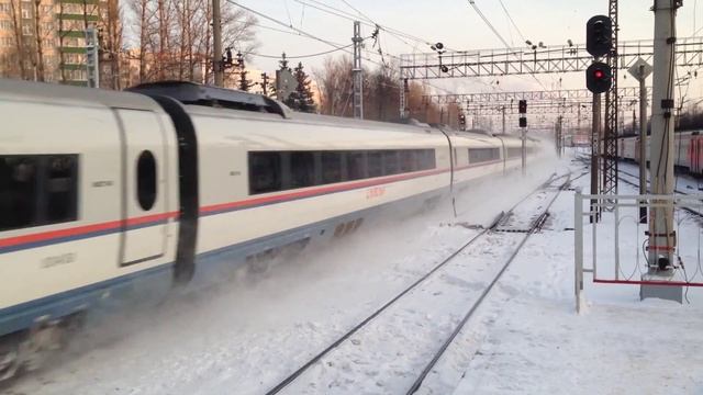 Сапсан проезжает станцию Крюково. Зима. смотреть онлайн
