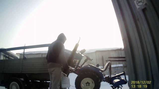 Разгрузка Скаута Т-18 с Уаза Профи на хранение в зиму смотреть онлайн