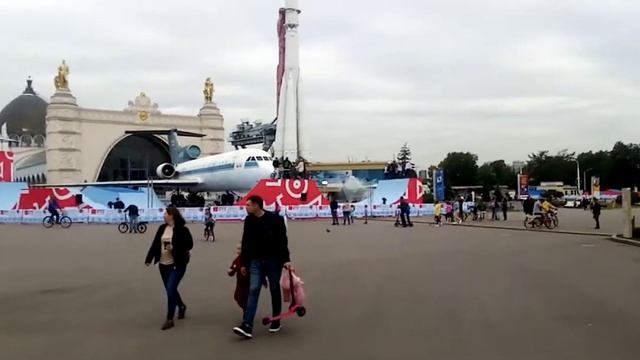 В смысле того что сегодня праздник День города то на ВДНХ слишком много музыки громкой смотреть онлайн