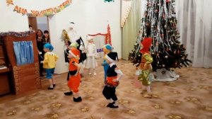 Новогодний утренник в детском саду (логопедическая группа) танец «Гномы-лилипутики»