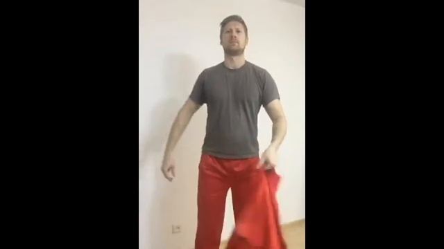 Красный костюм adidas originals белые лампасы. Не выходящая из моды классика нулевых годов. смотреть онлайн