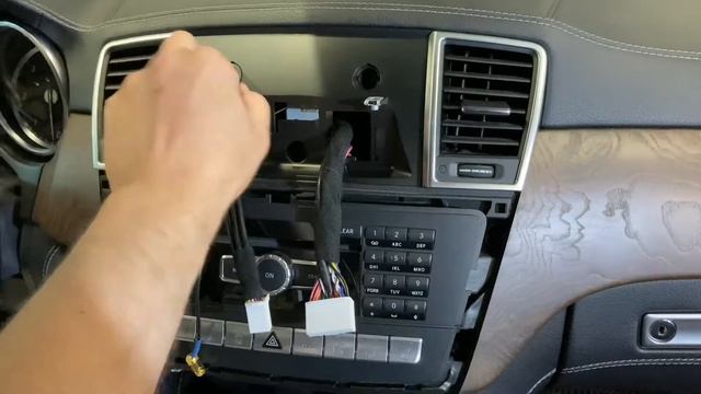 Mercedes GL демонтаж штатной магнитолы + установка магнитолы на Android смотреть онлайн