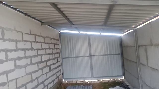 обшиваю хозблок профнастилом