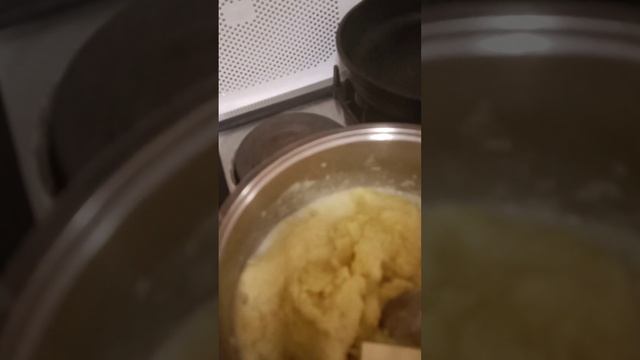 Приготовление пюре с котлетой / Cooking mash with cutlets смотреть онлайн
