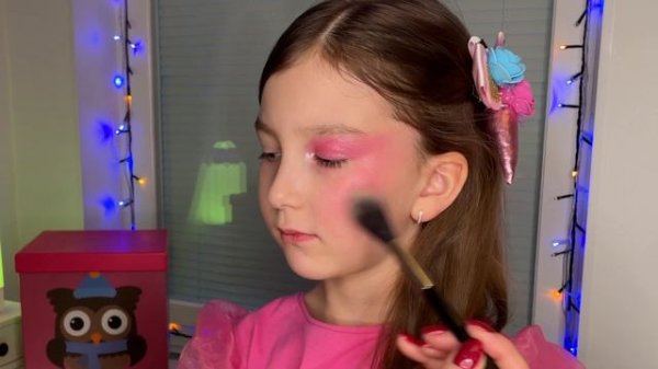 ДЕТСКИЙ ПРАЗДНИЧНЫЙ МАКИЯЖ // ЯРКИЙ МАКИЯЖ СО СТРАЗАМИ // НОВОГОДНИЙ ДЕТСКИЙ МЕЙК