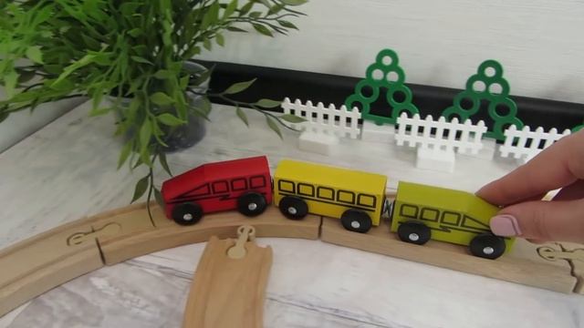 Деревянная железная дорога и игрушечный паровоз. Игрушки для детей смотреть онлайн