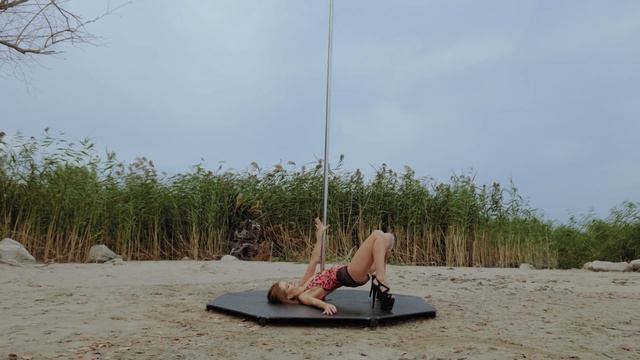 Танец на пилоне. Хореограф и исполнитель Арина. смотреть онлайн