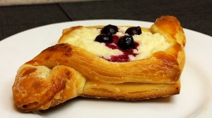 Слойки с творогом и ягодами из слоеного теста