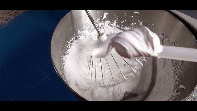 ПРОСТАЯ ШВЕЙЦАРСКАЯ МЕРЕНГА! ВЕНОЧКИ ИЗ БЕЗЕ НА ПАСХУ! / SIMPLE SWISS Meringue! смотреть онлайн