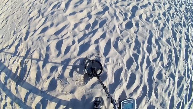 ЗОЛОТО! Вот это начало, а еще три дня здесь копать! Поиск с металлоискателем на берегу Моря! смотреть онлайн