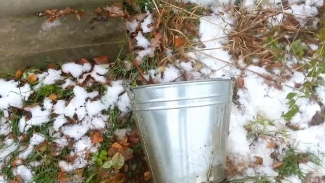 Лайфхак "Как вынуть лед из ведра" смотреть онлайн