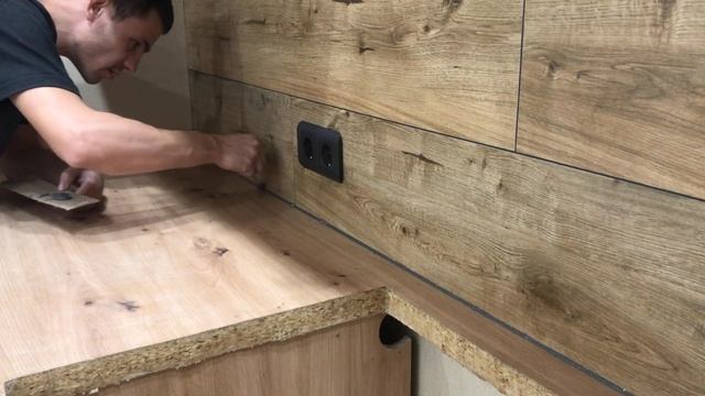 Простой способ нанесения герметика.Примыкание столешницы и фартука из керамогранита . смотреть онлайн