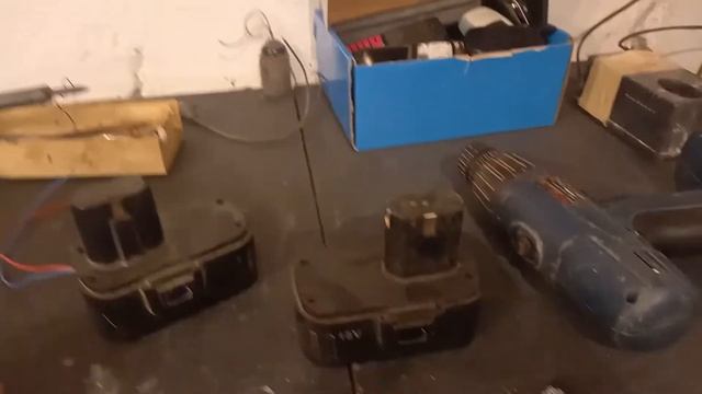 Что будет если заменить АКБ шуруповерта на мобильные батарейки?