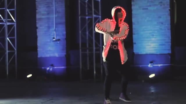 Светящийся танцевальный костюм со светомузыкой смотреть онлайн