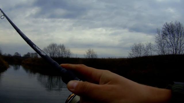 ЩУКА НА СПИННИНГ - БЛЕСНА ПРОТИВ ВОБЛЕРА // РЫБАЛКА НА МАЛЫХ РЕКАХ ОСЕНЬЮ 2019 смотреть онлайн