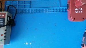 Аккумулятор от шуруповёрта Зубр 18 вольт через год и пять месяцев перестал работать.