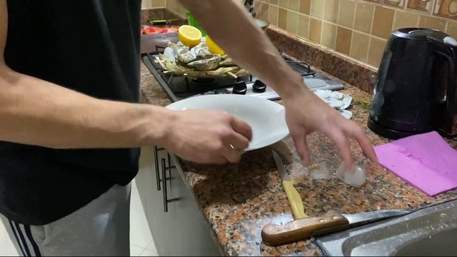 КАК открыть УСТРИЦЫ в домашних условиях без специального ножа? ENGLISH subtitles!! смотреть онлайн
