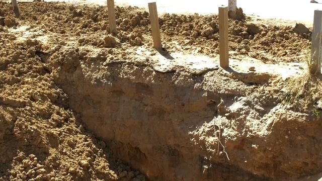 Мальчик идет по краю котлована