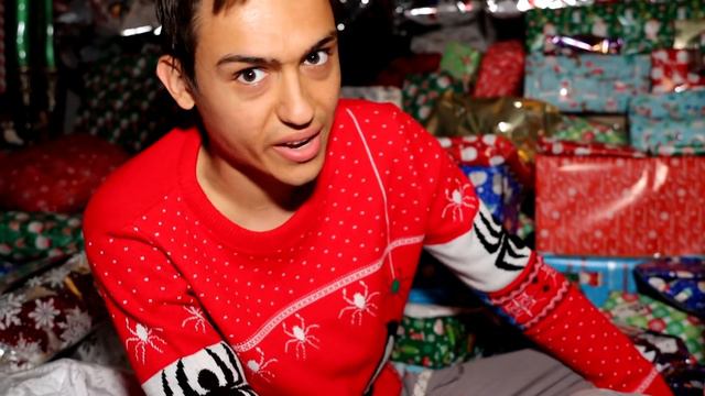 BIGGEST CHRISTMAS PRESENT OPENING EVER!! смотреть онлайн