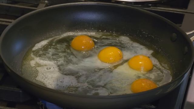 How to Make the Perfect Fried Eggs With Julia Collin Davison смотреть онлайн