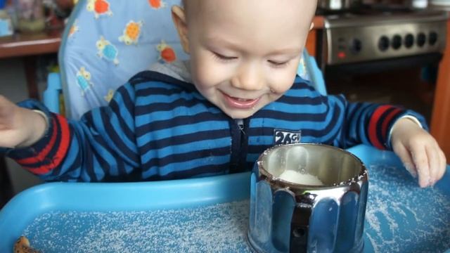 МАЛЫШ ИГРАЕТ В ПЕСОК! УМОРА! смотреть онлайн