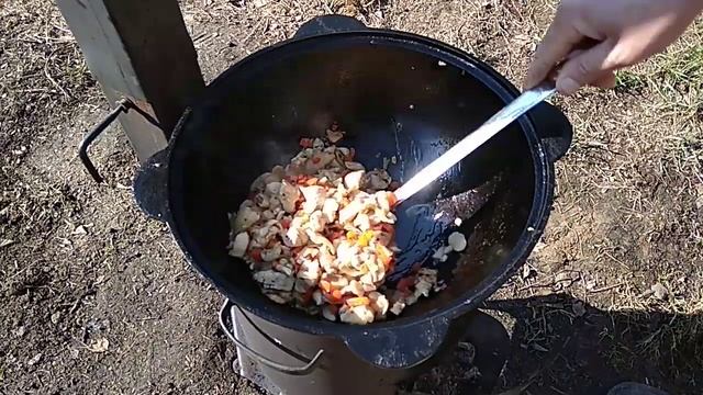 ТЕПАНЬЯКИ С КУРИЦЕЙ В КАЗАНЕ НА КОСТРЕ смотреть онлайн