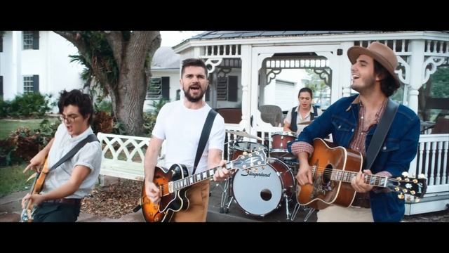Morat, Juanes - Besos En Guerra смотреть онлайн