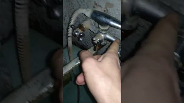 Почему вода течёт одновременно, из лейки и из гусака? Виноват переключатель? смотреть онлайн