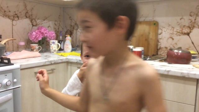 В саду у бабы Нины. На Динамитке. Вскрываем китайский контейнер смотреть онлайн
