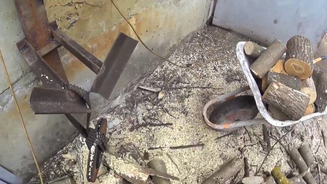 Простейший держатель для любых бревен, который облегчит их распил на дрова. смотреть онлайн