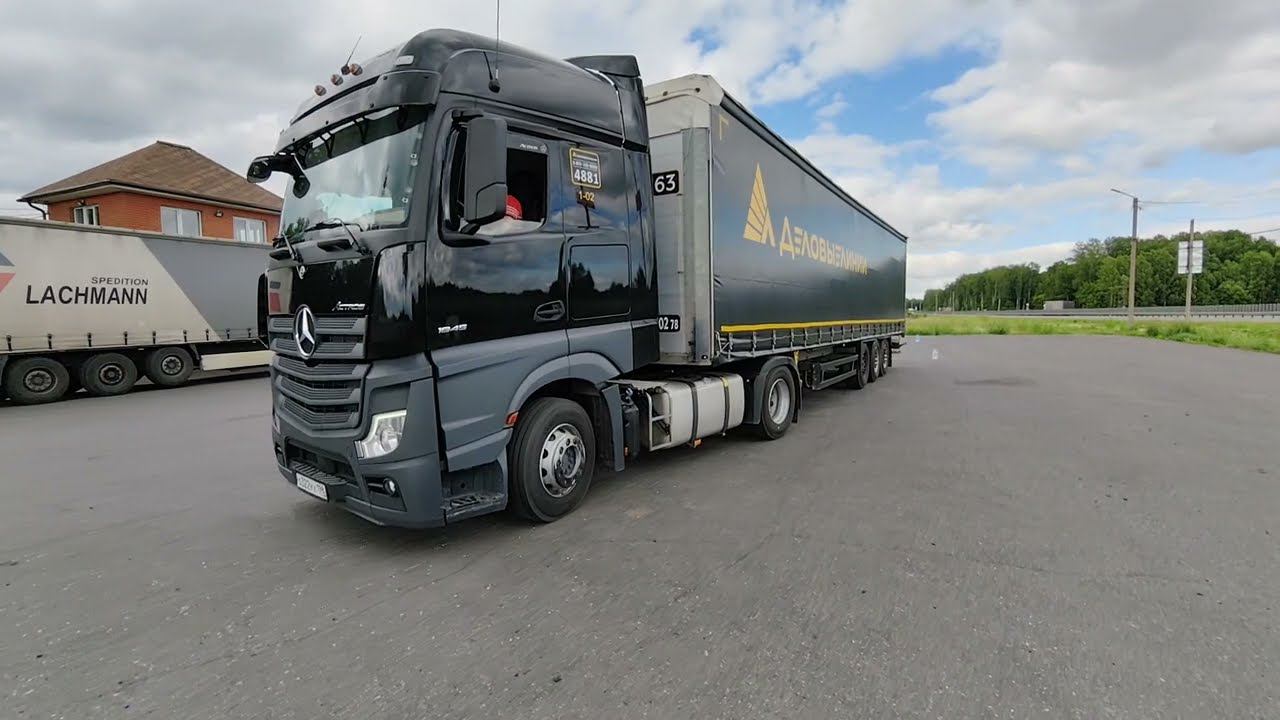 Стажёр учится парковаться задних ходом с разных расположений авто. Бешеный мотоциклист. Стажировка. смотреть онлайн