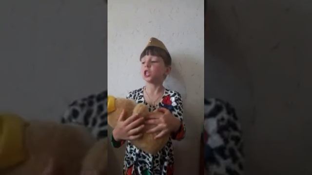 "Оборванного мишку утешала" смотреть онлайн