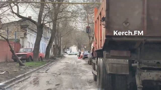 На Госпитальной сняли асфальт смотреть онлайн