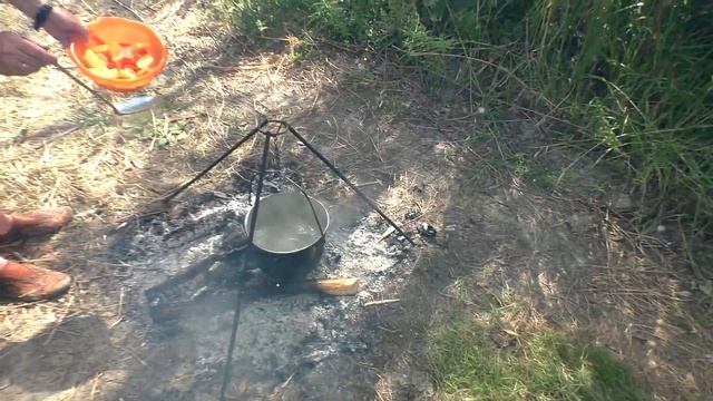 Настоящая уха с дымком на костре смотреть онлайн