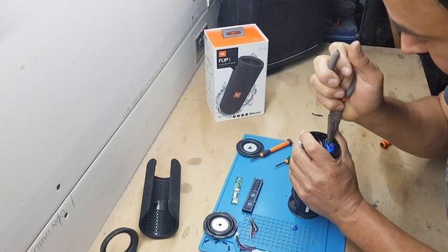 ? Como cambiar la batería a una JBL Flip 3 ? смотреть онлайн