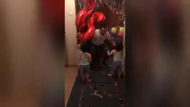 Fatima Zuhra meets dads from work Встречают папу с работы 👨👧👧 смотреть онлайн