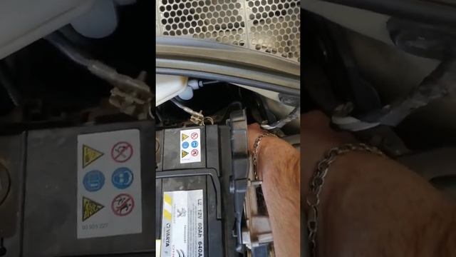Как самому снять аккумулятор. Citroen C Elisee смотреть онлайн
