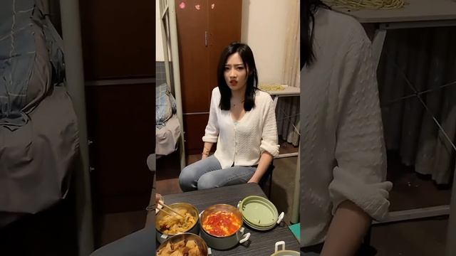 陪静静练瑜伽竟遇猥琐男偷拍，知道真相后太尴尬了！下次不能轻易管了#阿坤大龄剩男#暧昧对象#美女#性感美女#合租日常 смотреть онлайн