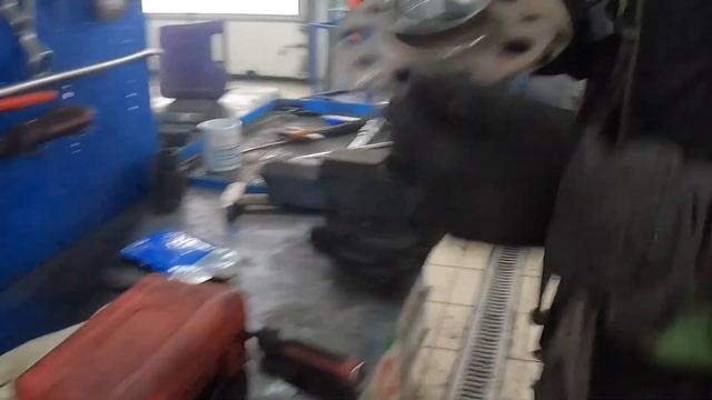 Замена переднего правого ступичного подшипника на Mercedes-Benz E200 W212. смотреть онлайн