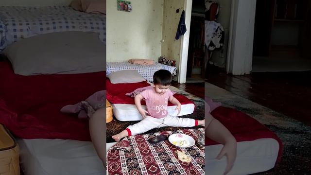 Маленькая узбекская девочка живёт одна. Традиции в быту Узбекистана на примере маленькой девочки. смотреть онлайн