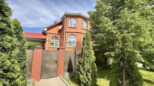 Добротный кирпичный дом "заходи-живи", на шикарном участке в Краснодаре