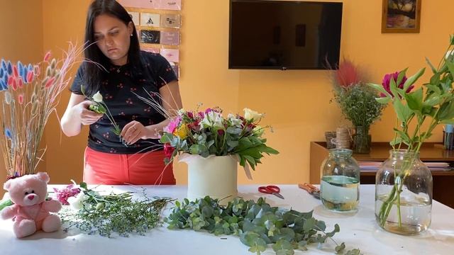 Как собрать шляпную коробку с цветами и мягкой игрушкой. Flowers box with toy arrangement DIY смотреть онлайн