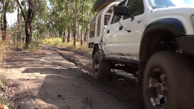 Solid axle swapped his HiLux in a WEEKEND! • CUSTOMS #35 смотреть онлайн