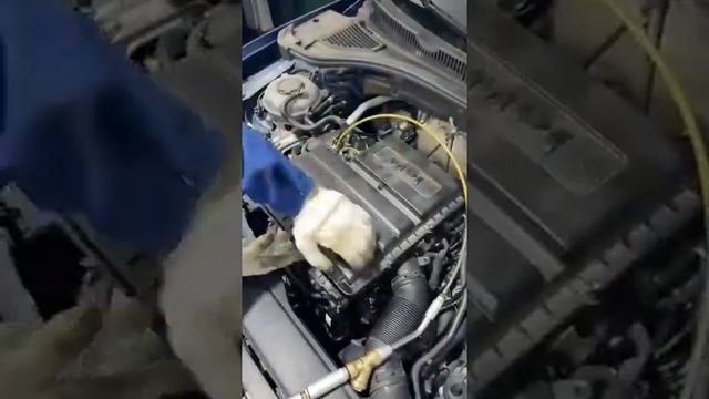 Замена воздушного фильтра на Skoda Rapid смотреть онлайн